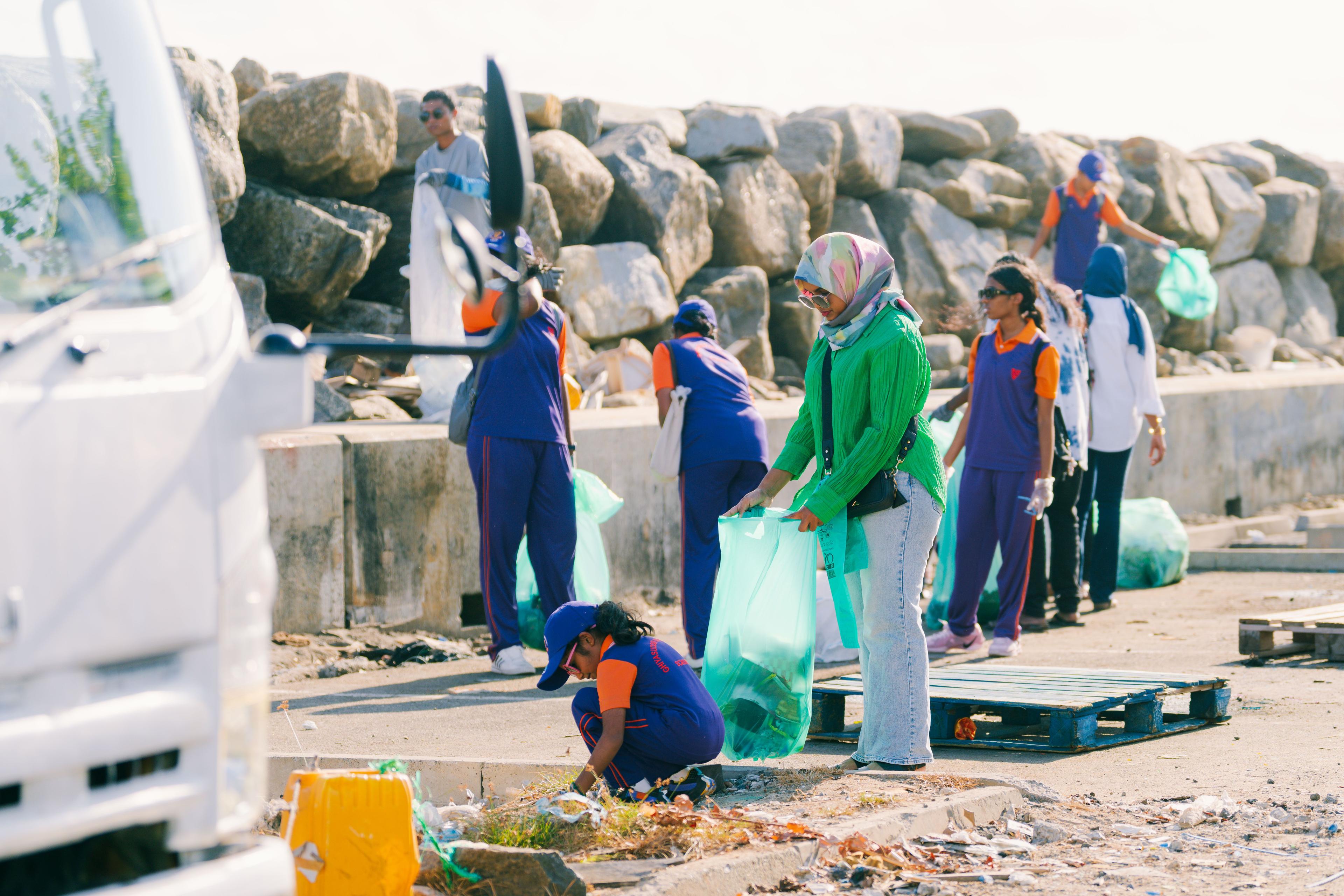 Banyan Tree Beach Cleanup _ Maldives.com-12.jpg