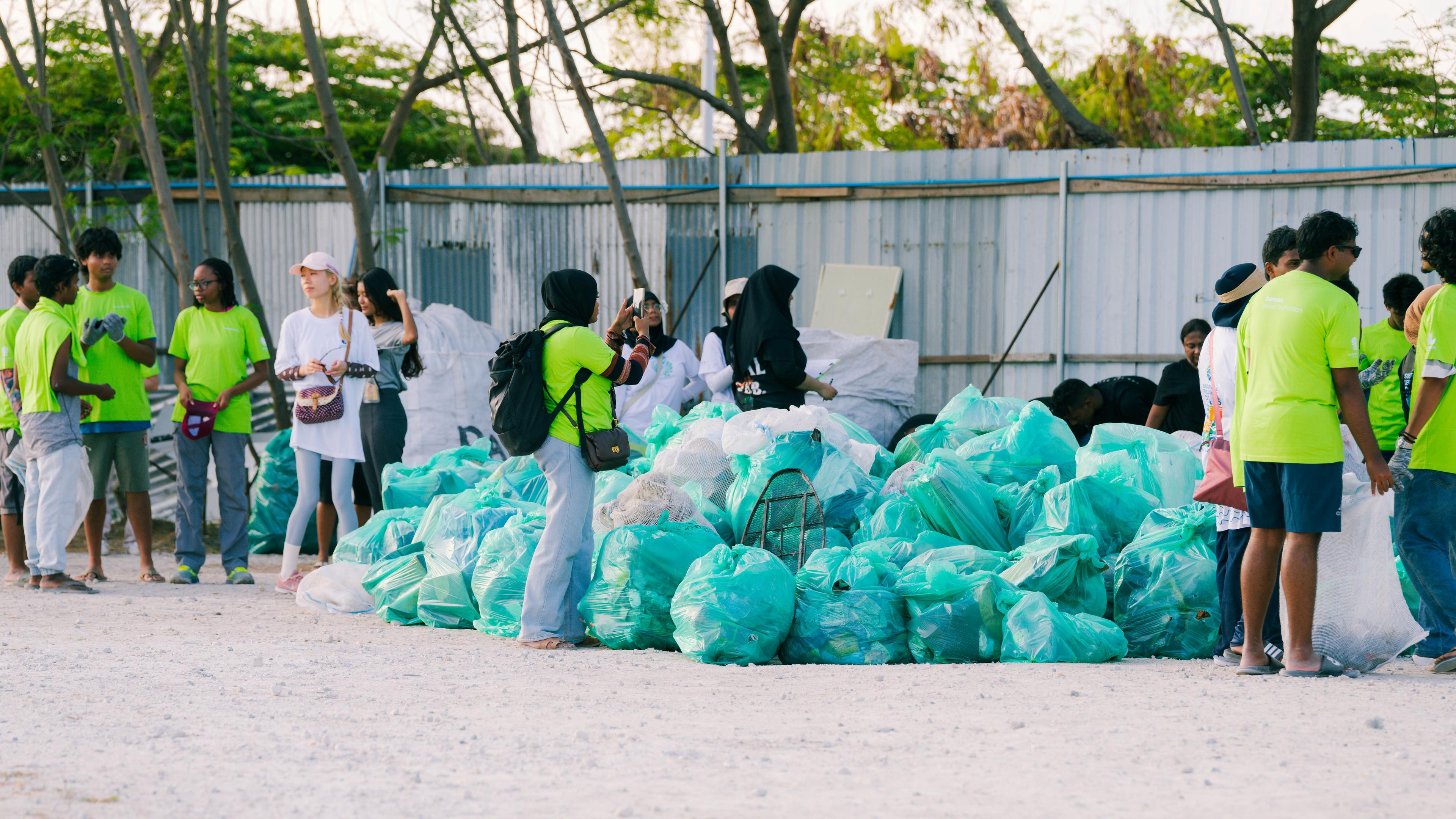 Banyan Tree Beach Cleanup _ Maldives.com-24.jpg