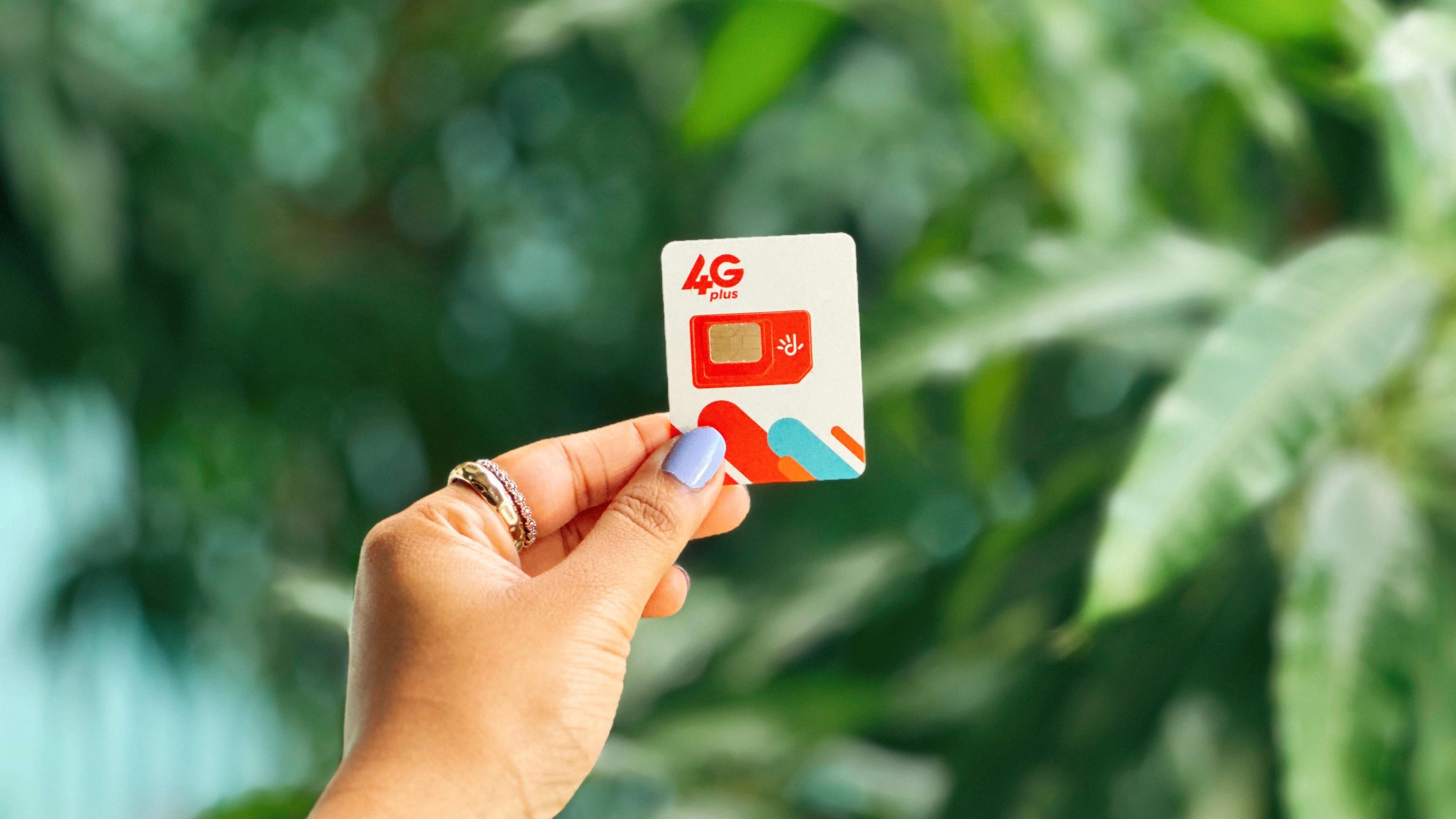 hand holding dhiraagu SIM card