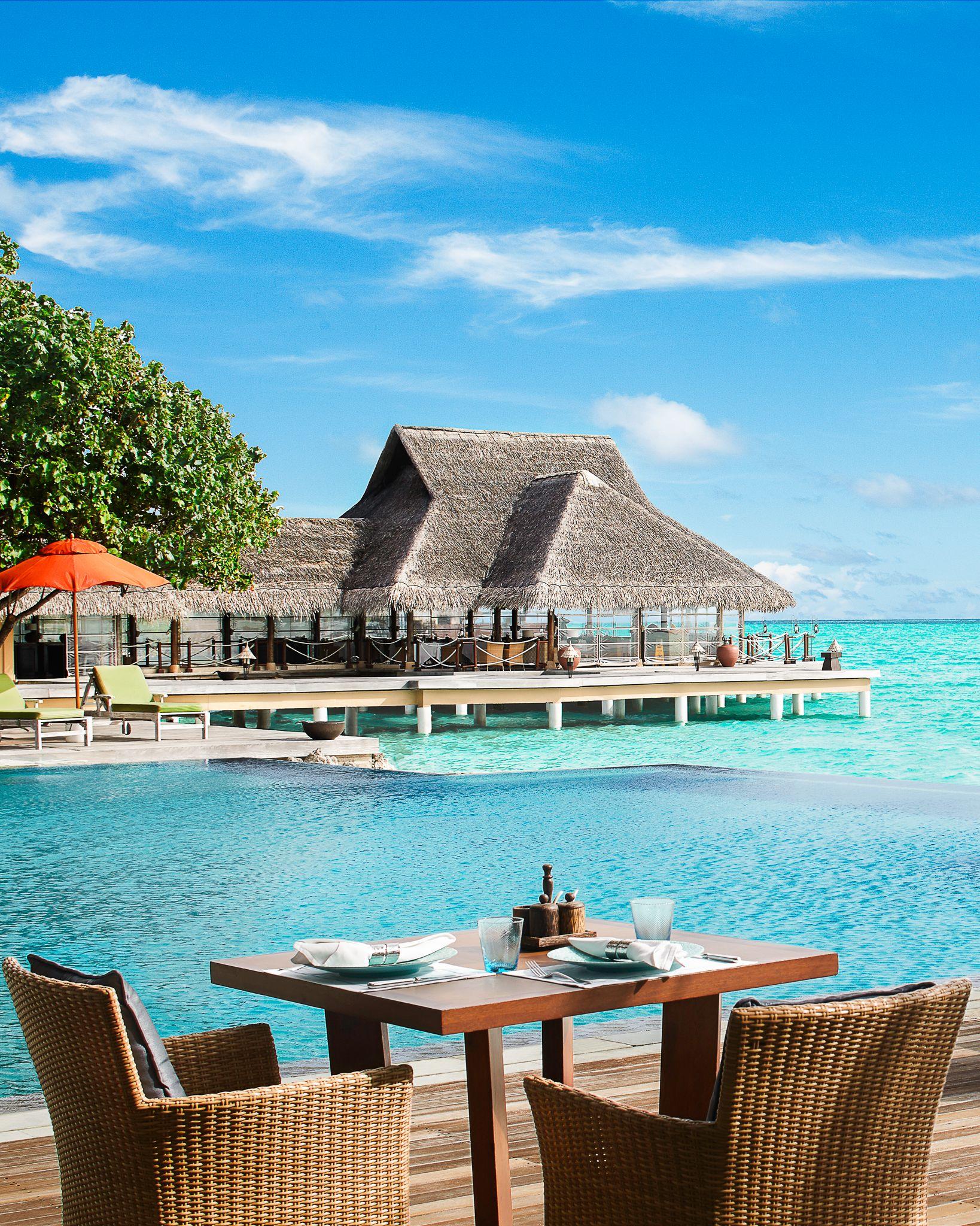 Poolside Bar & Restaurant