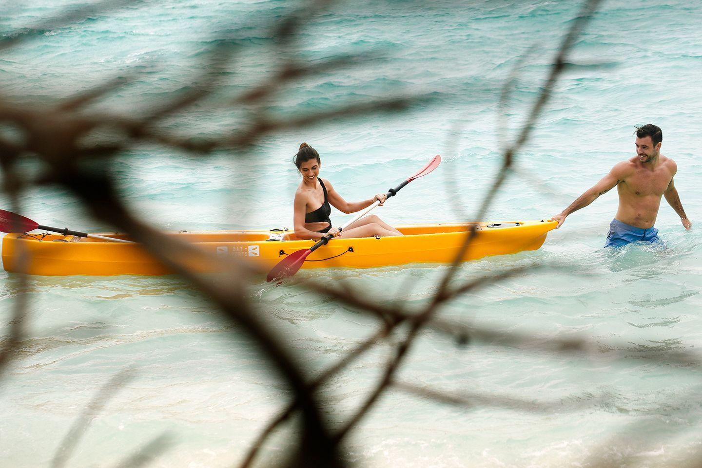 Alila-Kothaifaru-Maldives-Facilities-Activities-Watersports-Couple-Kayaking.jpg