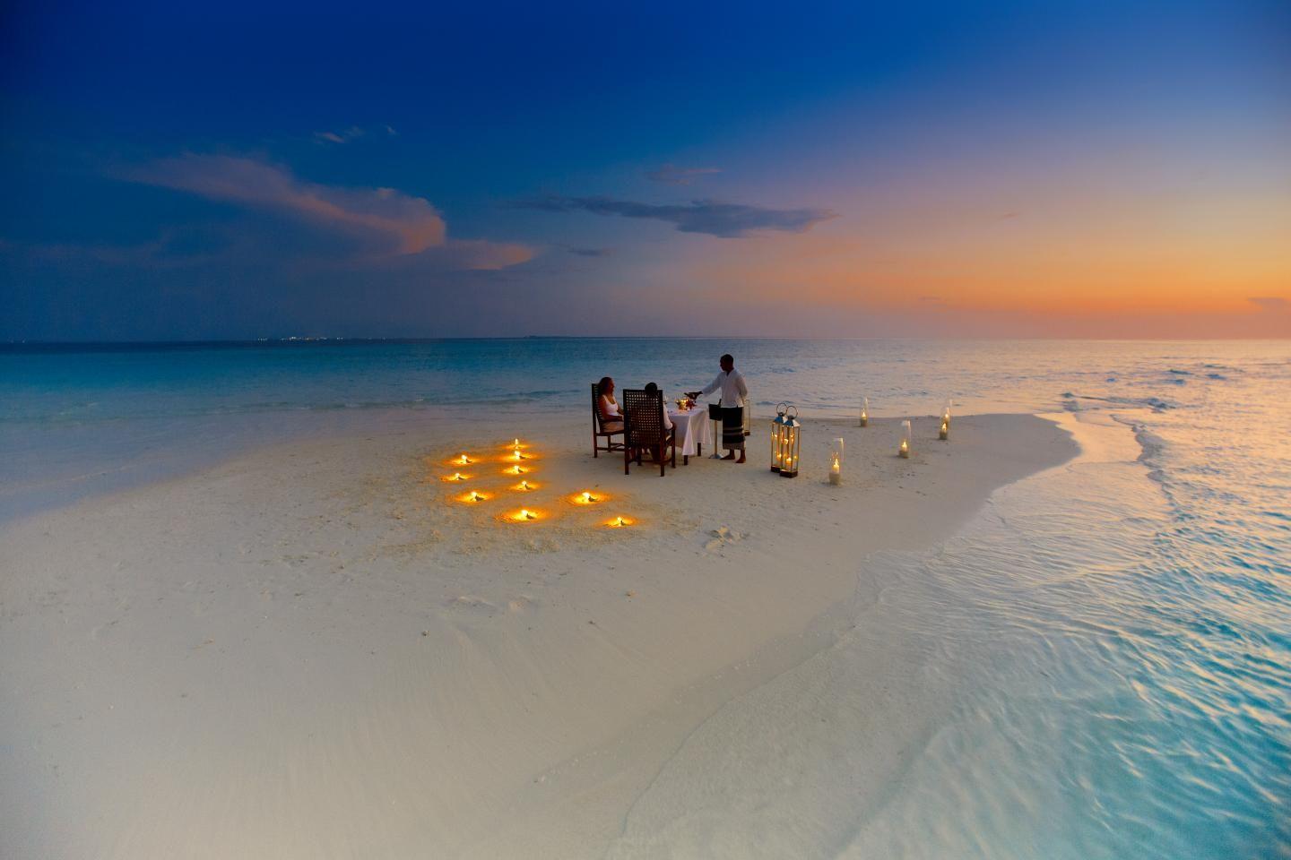 Baros Maldives - Facilities - Restaurants - Destination Dining - Sandbank - Dinner.jpg