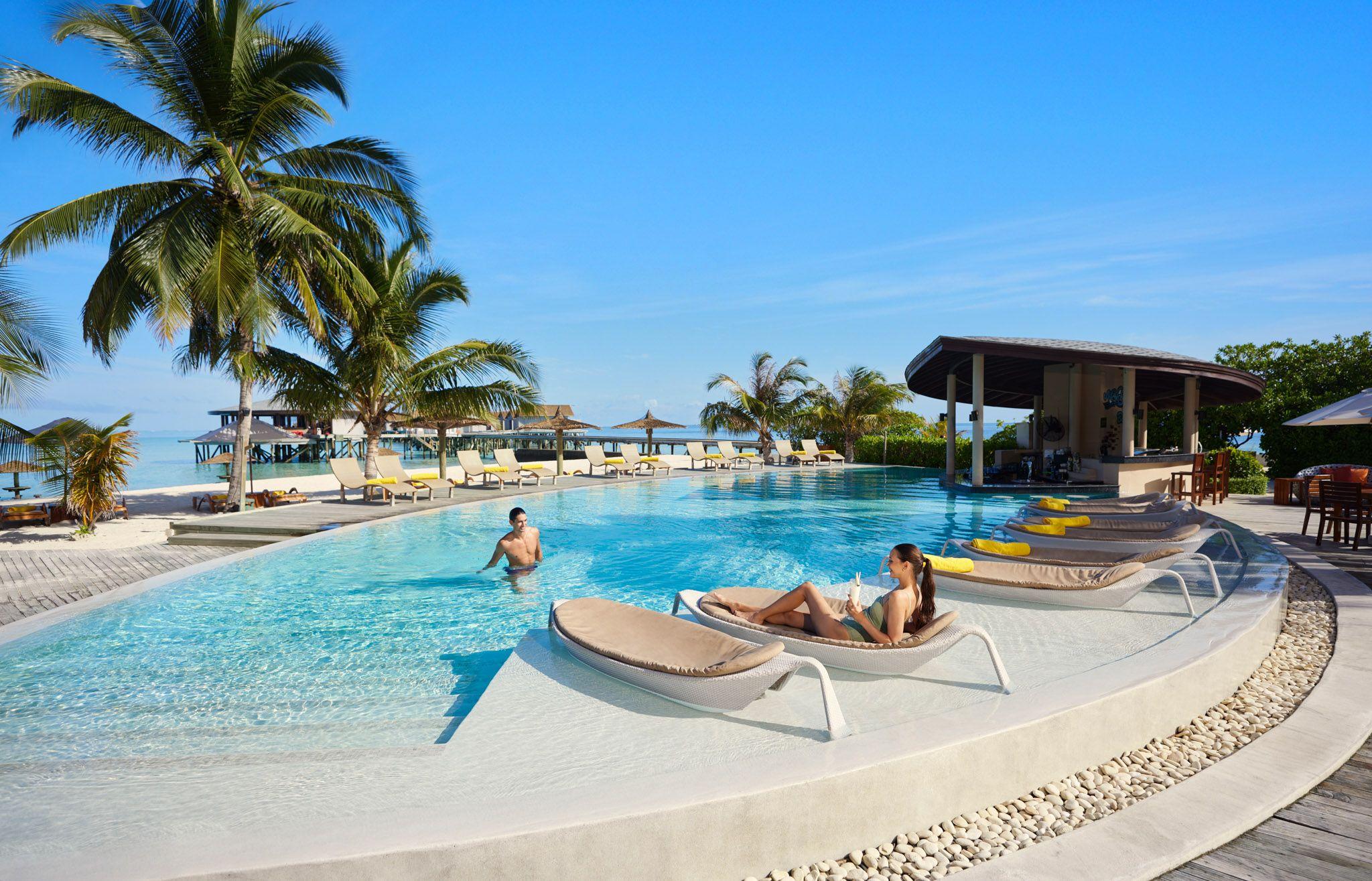 Centara Ras Fushi Resort - Restaurants - Waves - Pool Bar.jpg