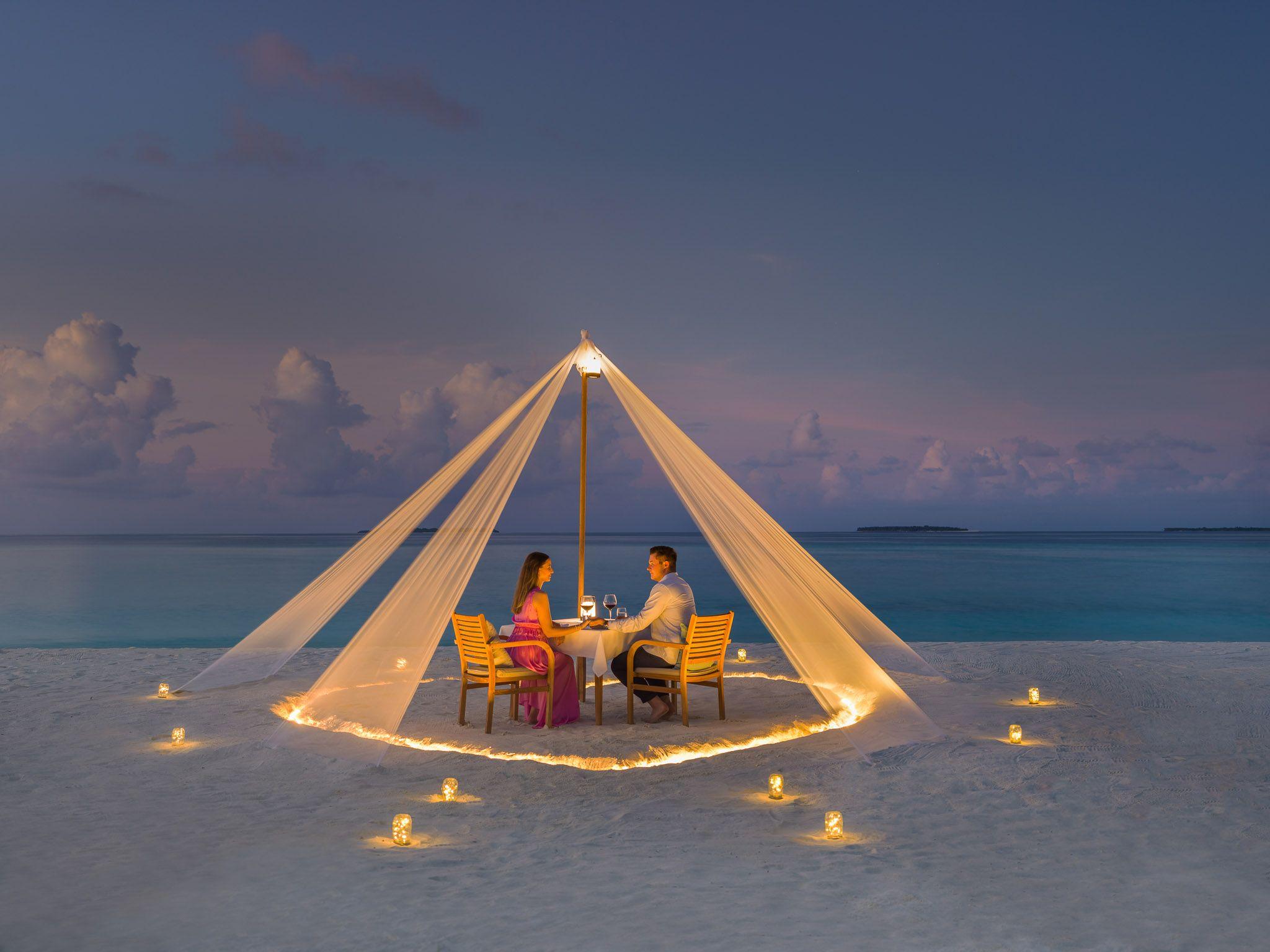 JA Manafaru - F&B - Romance - Destination Dining - Couple.jpg