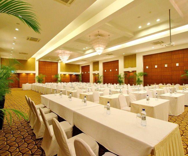 Kurumba-Maldives-Facilities-Events-Conference-Hall-Large-meeting.jpg