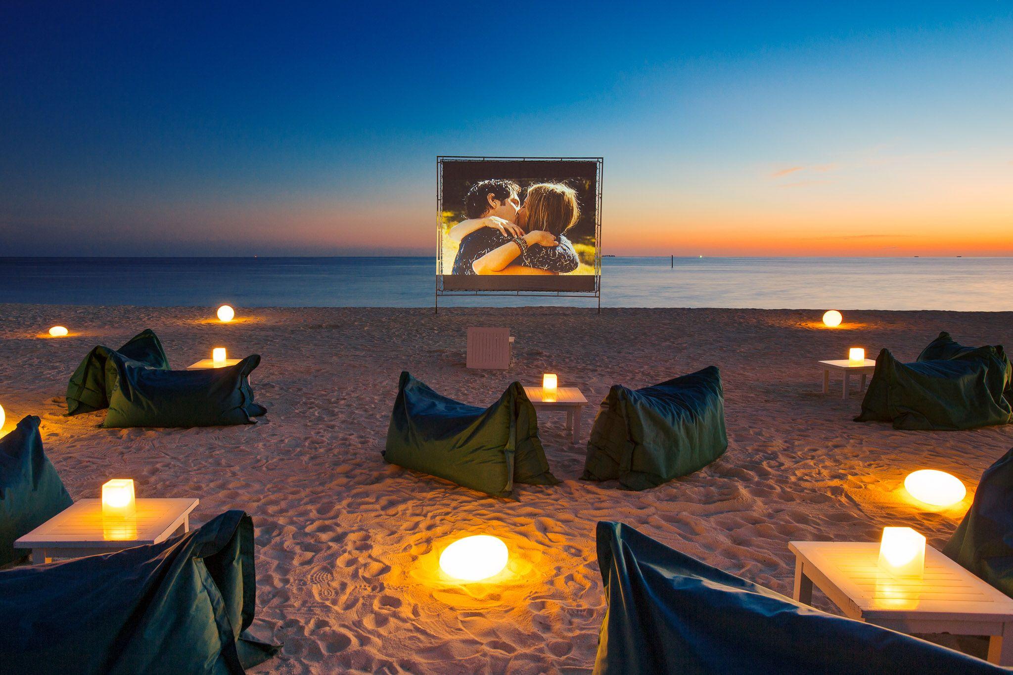 Velassaru-Maldives-Resort-Facilities-Activities-Cinema-Under-The-Stars.jpg