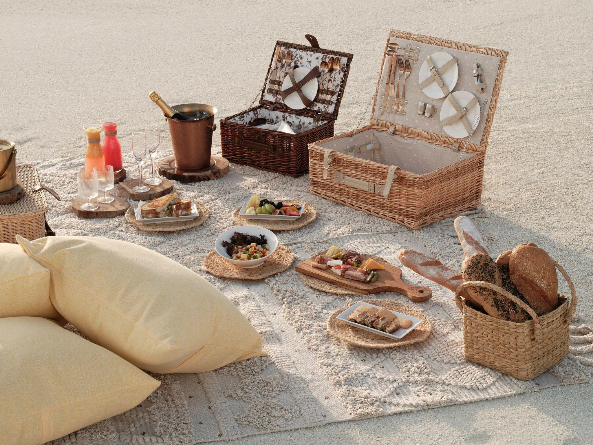 Villa Nautica - Activities - Sandbank Picnic - Seawall Specialities - Food.jpg
