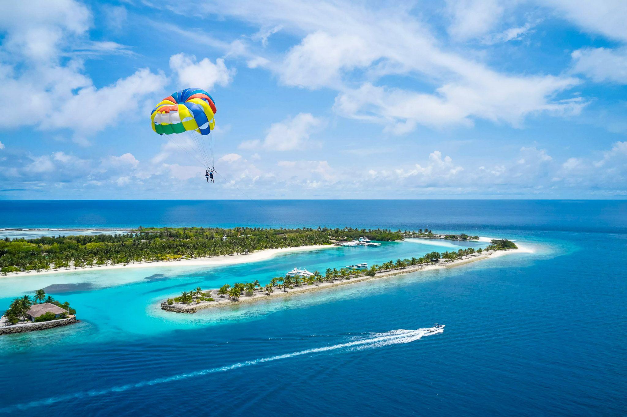 Villa Nautica - Activities - Water Sports - Parasailing.jpg